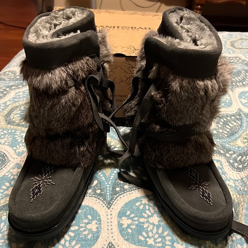 Manitobah Mukluks size 7. New with box
